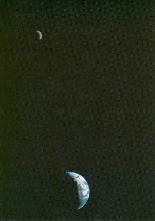 Prima poza a Pamantului si lunii in acelasi cadrul. Voyager 1 - 1977.